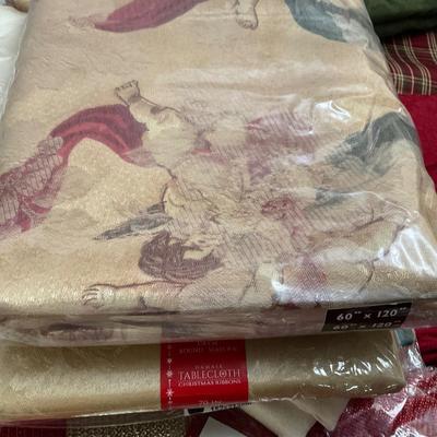 668 Lot of Holiday Linens