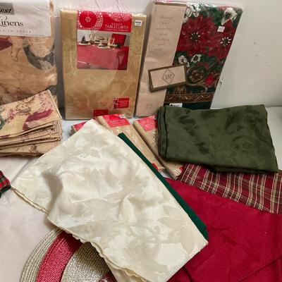 668 Lot of Holiday Linens