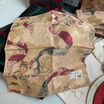 668 Lot of Holiday Linens