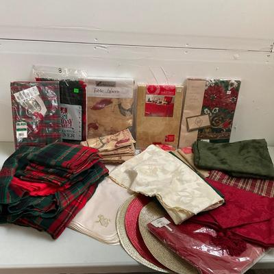 668 Lot of Holiday Linens
