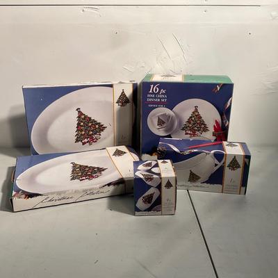 702 Twenty Piece Set of Christmas China with Chargers