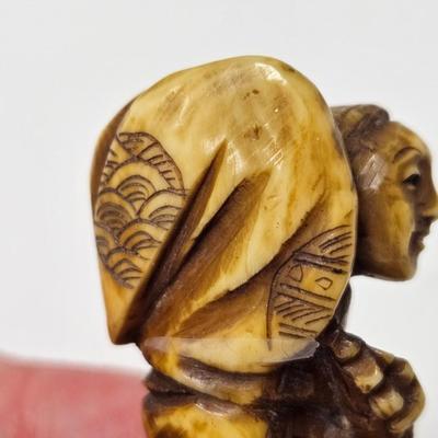 CKEG04. Vintage Carved Japanese Netsuke Bead, Ivory Fisherman, Signed