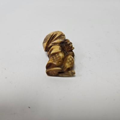 CKEG04. Vintage Carved Japanese Netsuke Bead, Ivory Fisherman, Signed