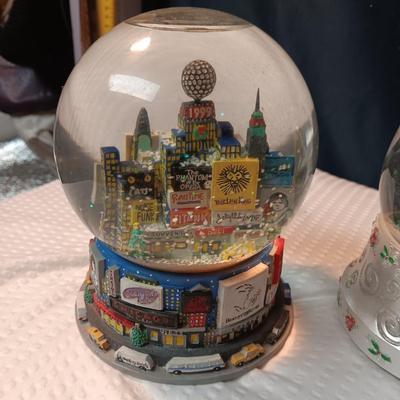 2 MUSICAL SNOW GLOBES, NEW YORK TIME SQUARE AND BARBIE