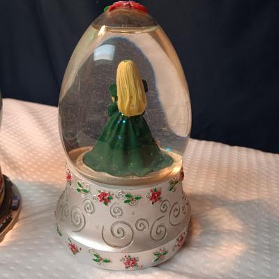 2 MUSICAL SNOW GLOBES, NEW YORK TIME SQUARE AND BARBIE