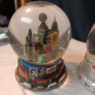 2 MUSICAL SNOW GLOBES, NEW YORK TIME SQUARE AND BARBIE