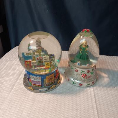 2 MUSICAL SNOW GLOBES, NEW YORK TIME SQUARE AND BARBIE