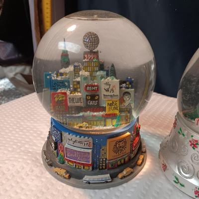 2 MUSICAL SNOW GLOBES, NEW YORK TIME SQUARE AND BARBIE