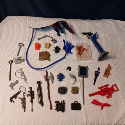 ACCESSORIES FOR VINTAGE ACTION FIGURES (1)