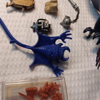 ACCESSORIES FOR VINTAGE ACTION FIGURES (1)