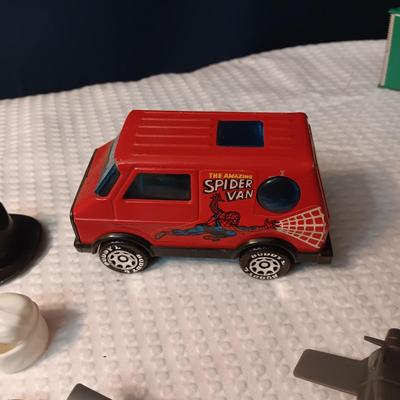 ACCESSORIES FOR VINTAGE ACTION FIGURES (2)