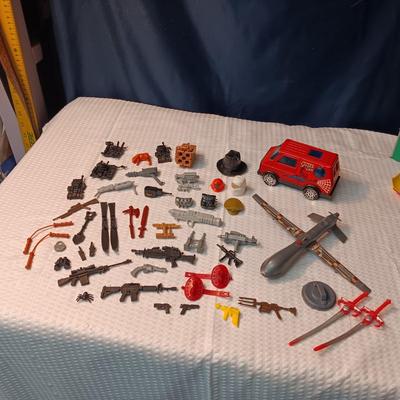 ACCESSORIES FOR VINTAGE ACTION FIGURES (2)