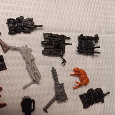 ACCESSORIES FOR VINTAGE ACTION FIGURES (2)