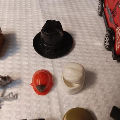 ACCESSORIES FOR VINTAGE ACTION FIGURES (2)