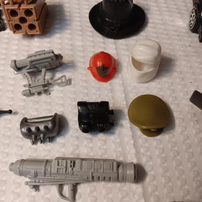 ACCESSORIES FOR VINTAGE ACTION FIGURES (2)