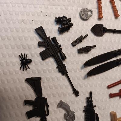ACCESSORIES FOR VINTAGE ACTION FIGURES (2)