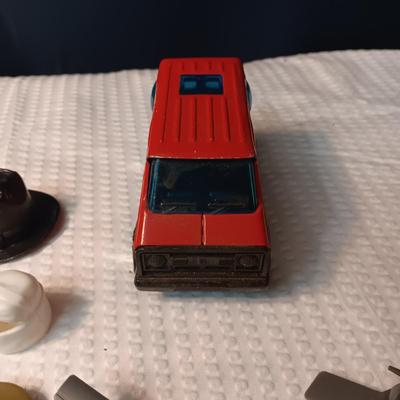 ACCESSORIES FOR VINTAGE ACTION FIGURES (2)