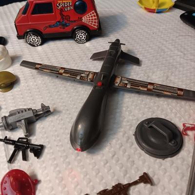 ACCESSORIES FOR VINTAGE ACTION FIGURES (2)