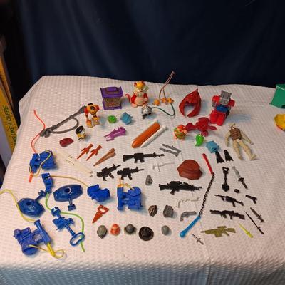 ACCESSORIES FOR VINTAGE ACTION FIGURES (3)