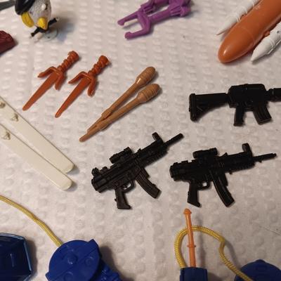 ACCESSORIES FOR VINTAGE ACTION FIGURES (3)