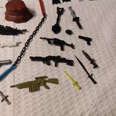 ACCESSORIES FOR VINTAGE ACTION FIGURES (3)