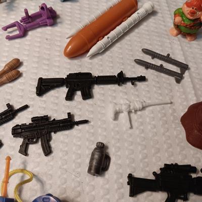 ACCESSORIES FOR VINTAGE ACTION FIGURES (3)