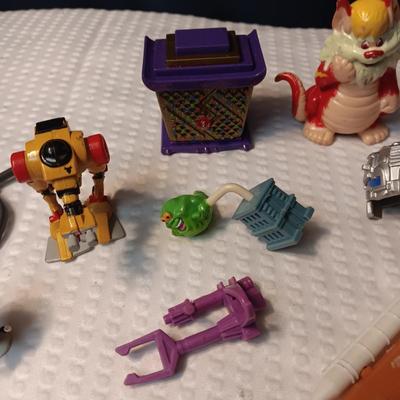 ACCESSORIES FOR VINTAGE ACTION FIGURES (3)