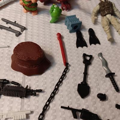ACCESSORIES FOR VINTAGE ACTION FIGURES (3)