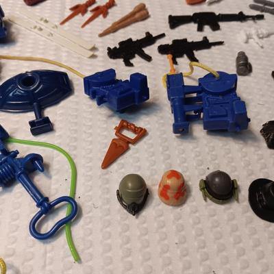 ACCESSORIES FOR VINTAGE ACTION FIGURES (3)