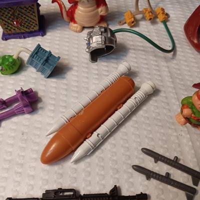 ACCESSORIES FOR VINTAGE ACTION FIGURES (3)
