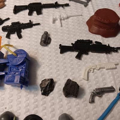 ACCESSORIES FOR VINTAGE ACTION FIGURES (3)