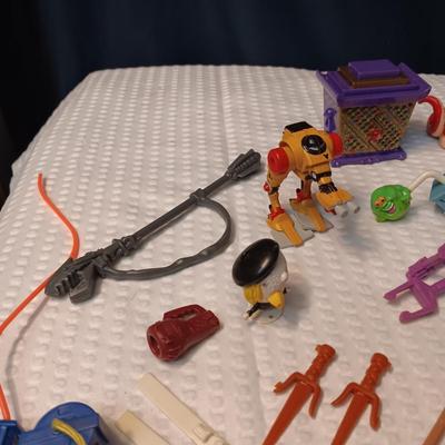 ACCESSORIES FOR VINTAGE ACTION FIGURES (3)