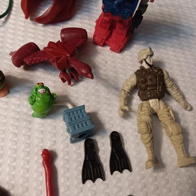 ACCESSORIES FOR VINTAGE ACTION FIGURES (3)