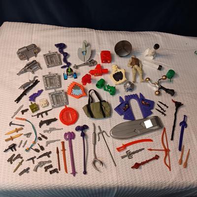 ACCESSORIES FOR VINTAGE ACTION FIGURES (4)