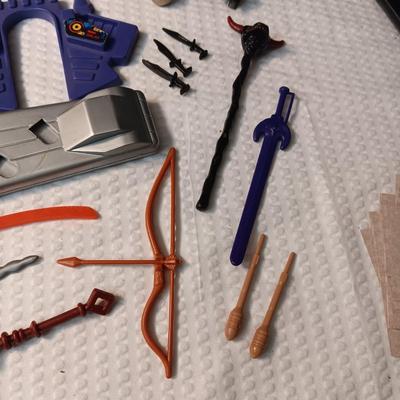 ACCESSORIES FOR VINTAGE ACTION FIGURES (4)