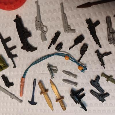 ACCESSORIES FOR VINTAGE ACTION FIGURES (4)