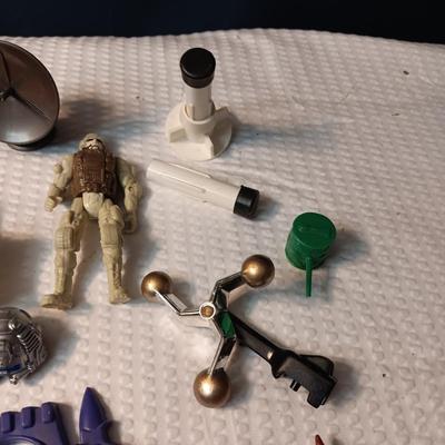 ACCESSORIES FOR VINTAGE ACTION FIGURES (4)