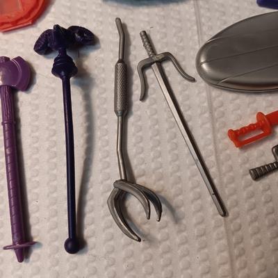 ACCESSORIES FOR VINTAGE ACTION FIGURES (4)