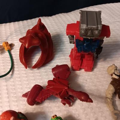 ACCESSORIES FOR VINTAGE ACTION FIGURES (4)