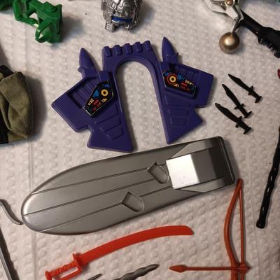 ACCESSORIES FOR VINTAGE ACTION FIGURES (4)