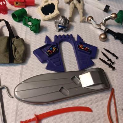 ACCESSORIES FOR VINTAGE ACTION FIGURES (4)