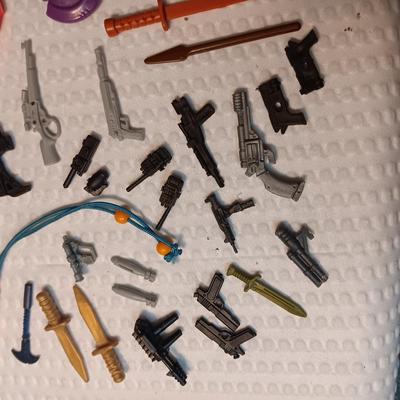 ACCESSORIES FOR VINTAGE ACTION FIGURES (4)