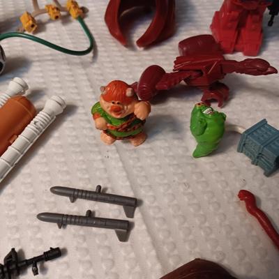 ACCESSORIES FOR VINTAGE ACTION FIGURES (4)