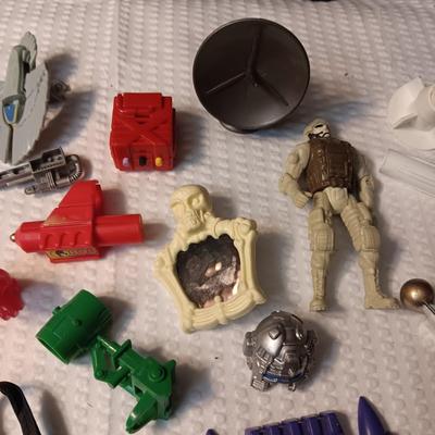 ACCESSORIES FOR VINTAGE ACTION FIGURES (4)