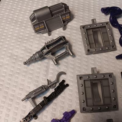 ACCESSORIES FOR VINTAGE ACTION FIGURES (4)