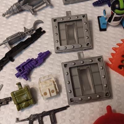 ACCESSORIES FOR VINTAGE ACTION FIGURES (4)