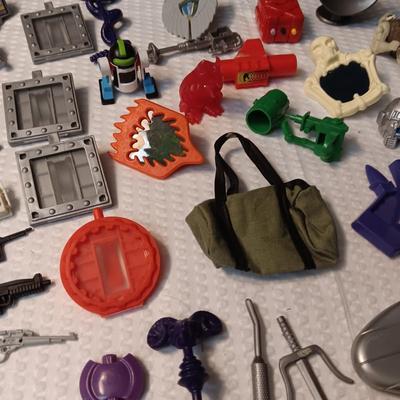 ACCESSORIES FOR VINTAGE ACTION FIGURES (4)