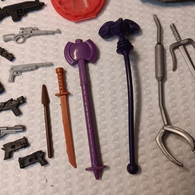 ACCESSORIES FOR VINTAGE ACTION FIGURES (4)