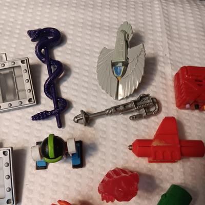 ACCESSORIES FOR VINTAGE ACTION FIGURES (4)