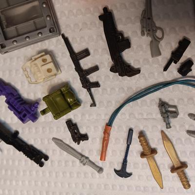 ACCESSORIES FOR VINTAGE ACTION FIGURES (4)